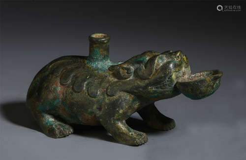 A CHINESE ANCIENT BRONZE BEAST TABLE ITEM