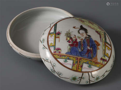 A CHINESE PORCELAIN FAMILLE ROSE FIGURE LIDDED BOX