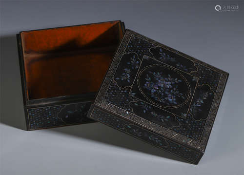 A CHINESE ROSEWOOD CARVED FLOWER PATTERN BOX