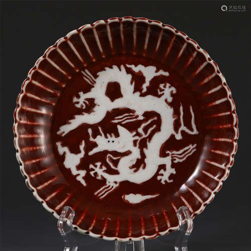 A CHINESE PORCELAIN RED GLAZE DRAGON PATTERN PLATE