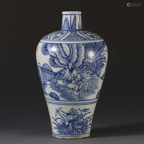 A CHINESE BLUE AND WHITE PORCELAIN PORCELAIN FIGURE BOTTLE