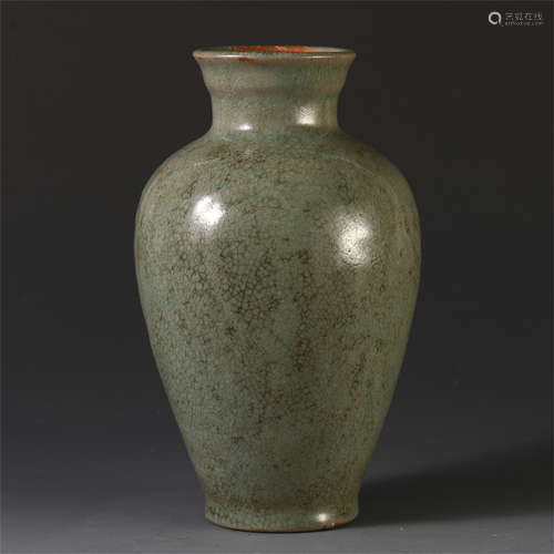 A CHINESE PORCELAIN CELADON GLAZE BOTTLE