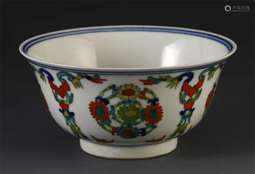 A CHINESE DOUCAI PORCELAIN FLOWER BOWL