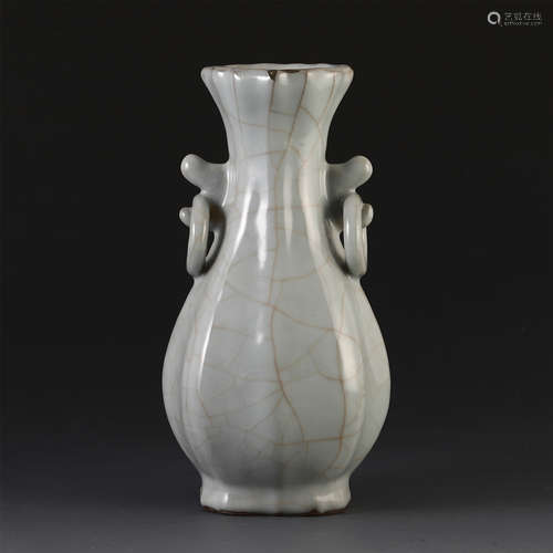 A CHINESE PORCELAIN CRACKED GLAZE DOUBLE HANDLE VASE