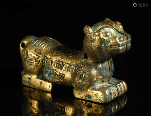 A CHINESE GILT BRONZE BEAST TABLE ITEM