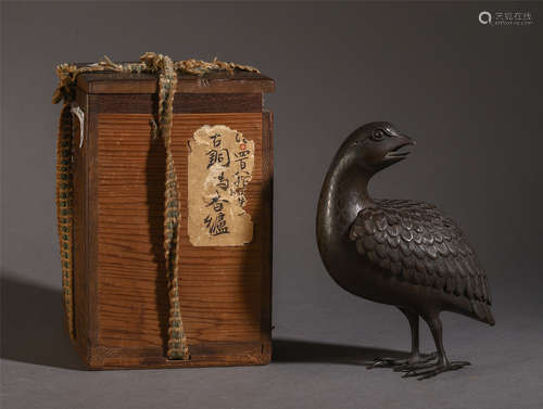 A CHINESE ANCINET BRONZE CARVED BIRD SHAPED LIDDED CENSER