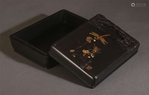 A CHINESE ROSEWOOD CARVED INLAID GEM STONE LIDDED BOX