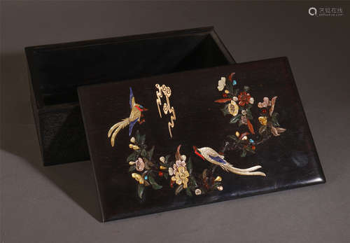 A CHINESE ROSEWOOD CARVED GEM STONE INLAID LIDDED BOX