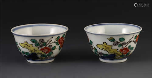 A PAIR OF CHINESE WUCAI PORCELAIN FLOWER CUP