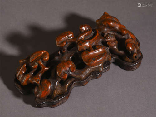 A CHINESE ROSEWOOD CARVED LINGZHI PATTERN TABLE ITEM