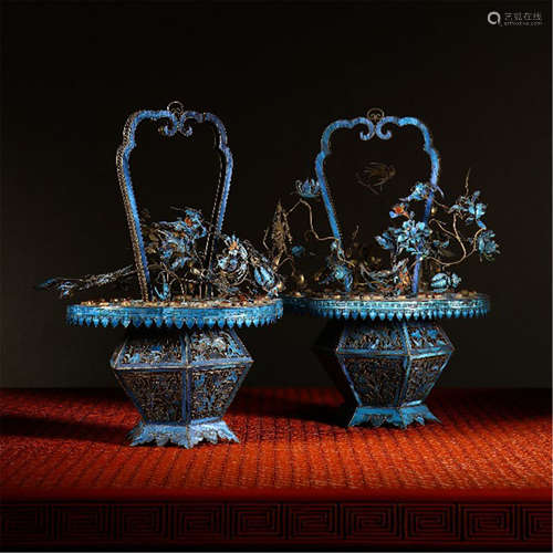 A PAIR OF CHINESE SILVER KINGFISHER FEATHER FLOWER BASKET