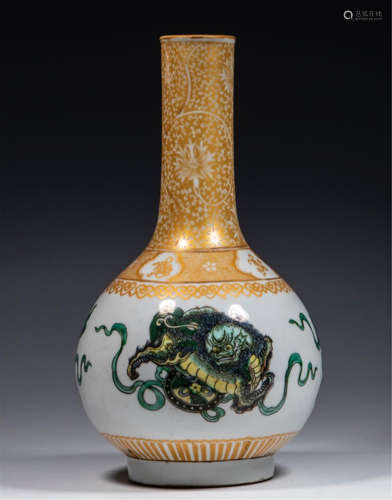 CHINESE PORCELAIN GOLE PAINTED BEAST TIANQIU VASE