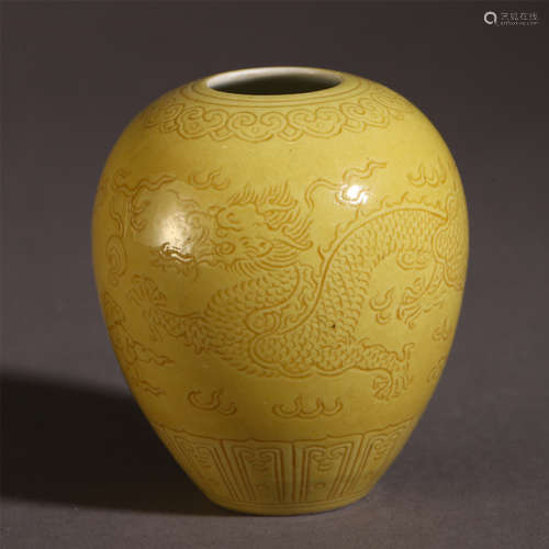 A CHINESE PORCELAIN YELLOW GLAZED INCISED DRAGON PATTERN JAR