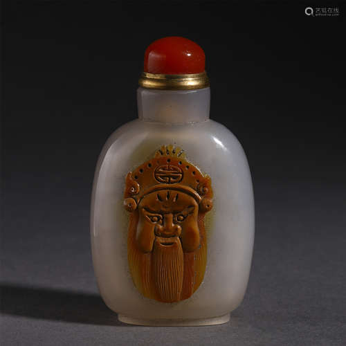 A CHINESE AGATE CARVED SNUFF BOTTLE