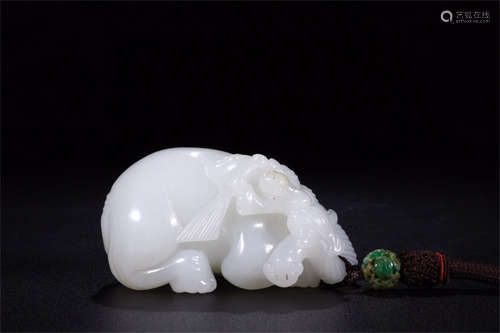 HETIAN JADE CARVED 'ELEPHANT AND CHILD' FIGURE