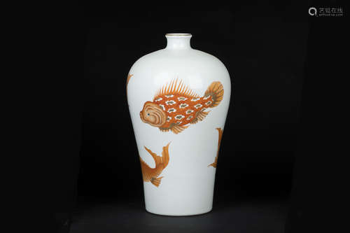 FAMILLE ROSE 'FISH' VASE, MEIPING