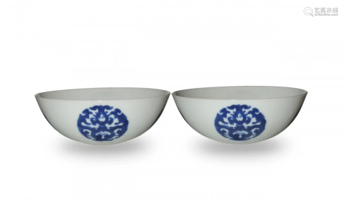 Pair of Imperial Blue-&-White Bowls, Yongzheng清雍正 青花團螭花卉紋臥足碗一對