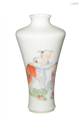 Small Chinese Famille Rose Vase, Republic民國 粉彩嬰戲小瓶