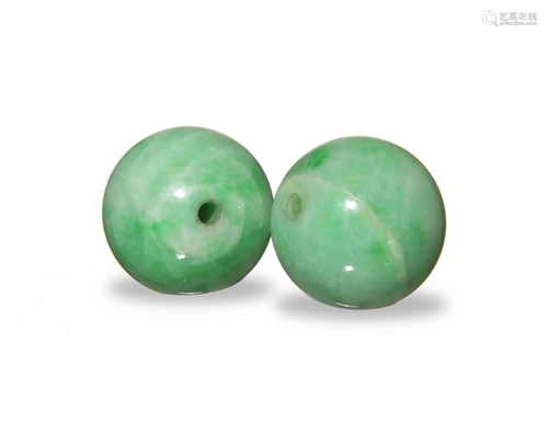 Two Chinese Jadeite Beads, 19th Century十九世紀 翡翠珠兩顆