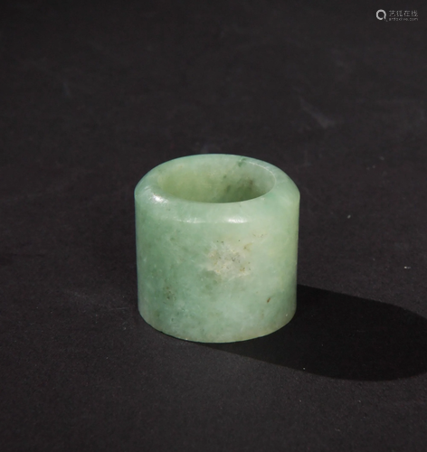 Chinese Green Jadeite Archer's Ring, 19th Century十九世紀 翡翠扳指