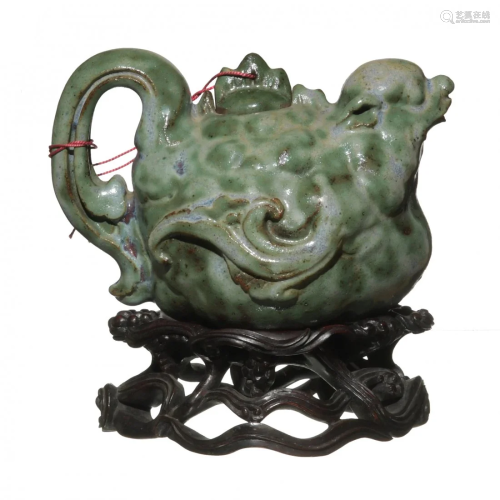 Chinese Green Shiwan Teapot with Old Box, 18-19th Century十八/十九世紀 石灣綠釉獸型茶壺