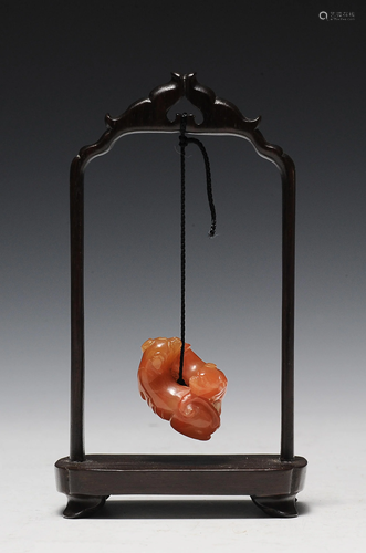 Chinese Carved Agate Pendant, 18th Century十八世紀 瑪瑙雙歡