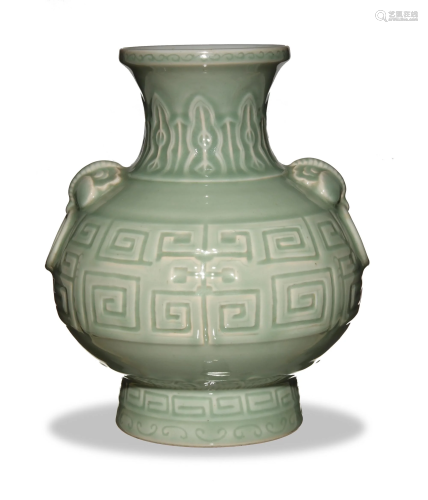 Chinese Celadon Vase with Chilong, 19th Century十九世紀 青釉刻花雙耳尊