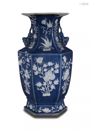 Blue Chinese Vase with White Flowers, Early 19th Century十九世紀早 藍釉白花瓶