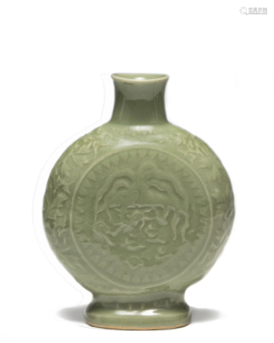 Chinese Longquan Celadon Moonflask, Yuan or Ming元或明代早期 龍泉抱月龍鳳瓶