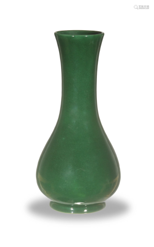 Chinese Green Glazed Long Necked Vase, 18th Century十八世紀 綠釉撇口瓶