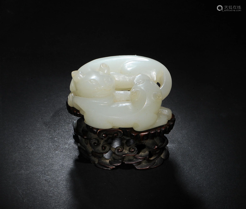 Chinese Jade Carving of Double Badger, 18th Century十八世紀 白玉雙歡