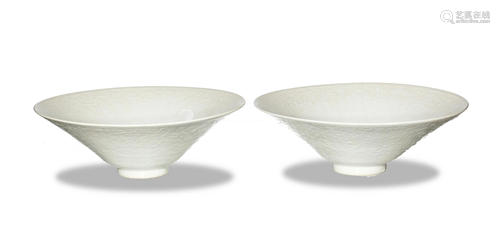 Pair of CHI. White Glazed Dou-Li Bowls, Republic民國 仿定窯碗一對