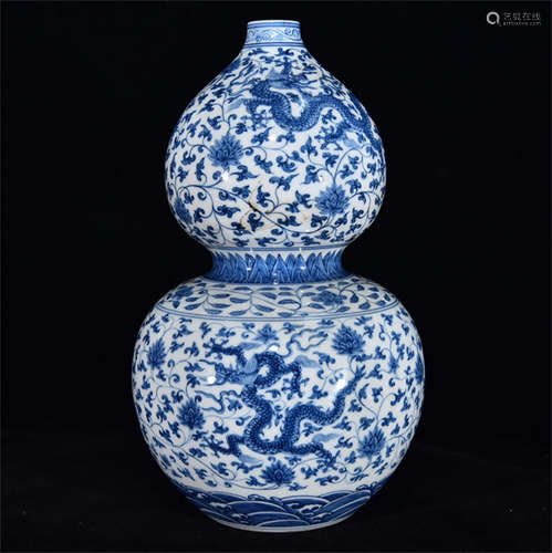 BLUE AND WHITE 'DRAGONS' DOUBLE GOURD VASE