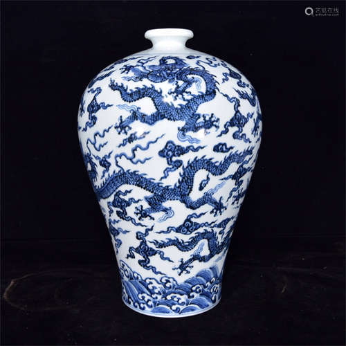 BLUE AND WHITE 'DRAGON' VASE, MEIPING