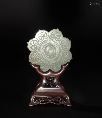 Chinese Jade Plaque with Wood Stand, 19th Century十九世紀 玉花片