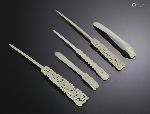 Group of 5 Chinese Jade Hairpins, 18-19th Century十八/十九世紀 白玉簪子五根