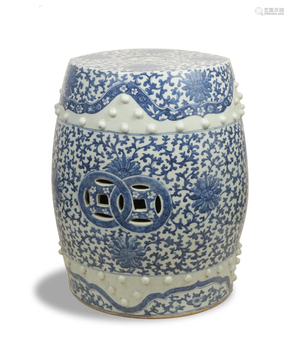 Chinese Blue & White Garden Stool, Early 19th Century十九世紀晚 青花纏枝鼓凳