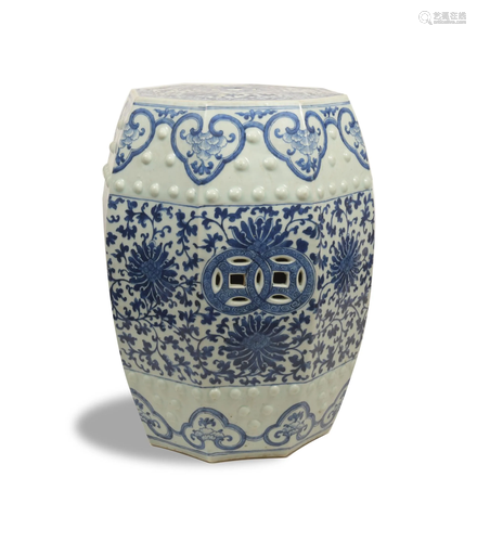 Chinese Blue & White Garden Stool, Early-19th Century十九世紀早 青花纏枝八角鼓凳