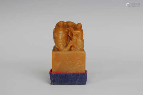 SHOUSHAN SOAPSTONE CARVED 'ELEPHANT AND KIDS' STAMP SEAL