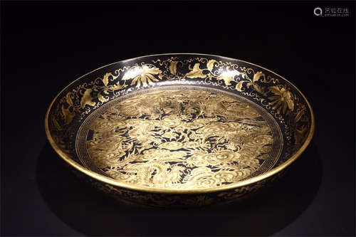 LARGE BLACK LACQUER AND GILT 'DRAGONS' CHARGER