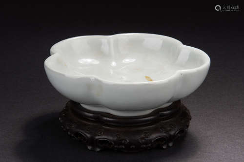 WHITE GLAZED FLORIFORM DISH WITH STAND