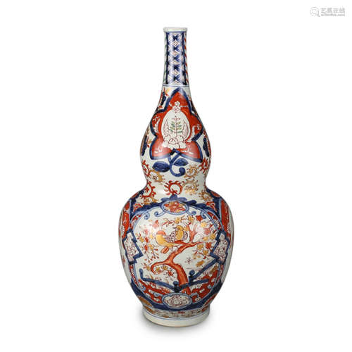 WUCAI OPEN MEDALLION 'FLOWERS AND BIRDS' DOUBLE GOURD VASE