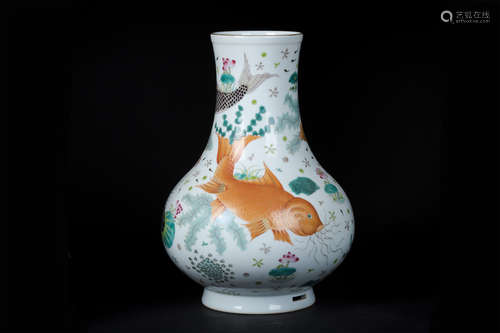 FAMILLE ROSE 'FISH' VASE