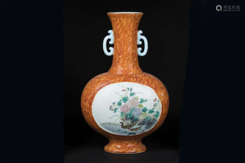 FAMILLE ROSE WOOD GRAIN GLAZE OPEN MEDALLION 'FLOWERS AND BIRDS' VASE WITH HANDLES