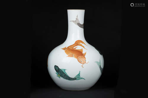 FAMILLE ROSE 'FISH' VASE, TIANQIUPING