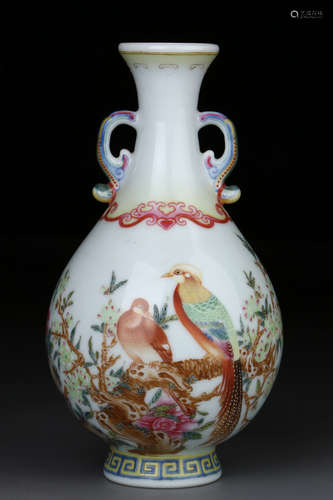 FAMILLE ROSE 'PHEASANTS' VASE WITH HANDLES