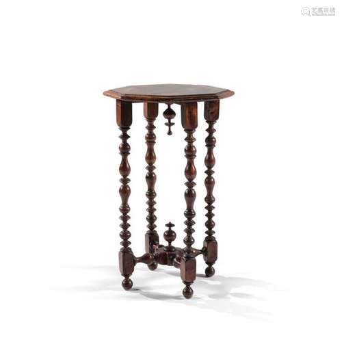 WALNUT SELLET TABLE, 19th CENTURY. It rests on a turned baluster base joined by a spacer centered on a spinning top. Moulded octagonal top. A 19th century walnut saddle table. HEIGHT : 72,5 cm - DIAM : 47 cm HEIGHT : 28 9/16 IN DIAM : 18 1/2 IN