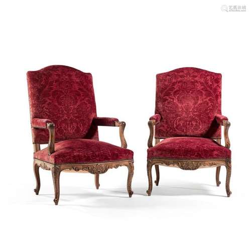 PAIR OF REGENCY STYLE FALLS, 19th CENTURY with high curved backrest in natural wood molded and carved with foliated scrollsSleeve armrestsCentered belt of a foliated shell. Cambered legsA pair of Regence style armchairs. TOP: 107 - WIDTH: 69 cm - PROF: 53 cmHEIGHT 42 1/8 IN - WIDTH 27 3/16 IN - DEPTH 20 7/8 IN