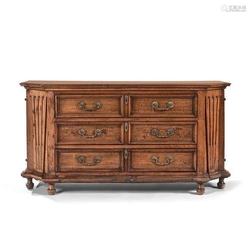 LARGE CHEST OF DRAWERS IN WALNUT, TUSCANY, STYLE OF THE BEGINNING OF THE XVII CENTURY. It opens on the front with three drawers in three rows, decorated with framing nets and decorated with falling drawer handles. The uprights have cut sides decorated with a tapered pilaster, with shell grooves at the top and filleted at the bottom, forming a leaf to reveal three drawers. It rests on olive and half-olive feet. Tuscany, late 17th century, early 18th century