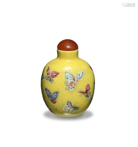 Famille Rose Yellow Ground Snuff Bottle, 19th Century十九世紀 黃地粉彩蝴蝶紋鼻煙壺